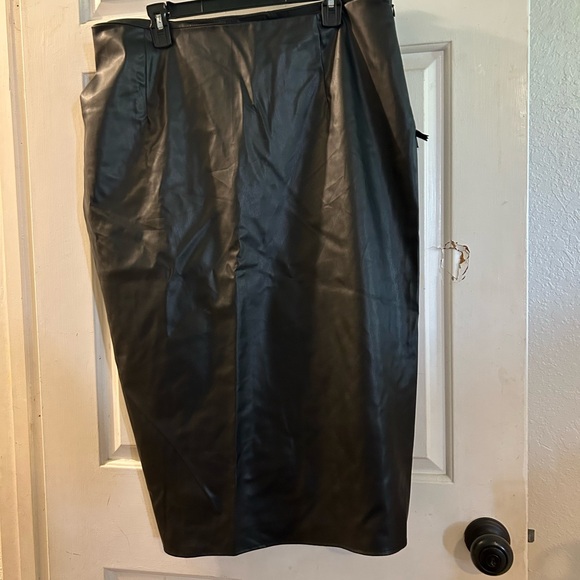 Zara Black Faux Leather Ruched Pencil Skirt - Picture 2 of 2